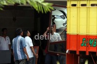 Para petugas pun tampak sibuk mengangkuti barang-barang milik Andi.