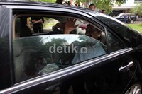 Usai itu, Andi pun pergi meninggalkan rumah dinas dengan mengenakan mobil Camry dan membuka sebagian jendela kaca mobilnya dan melambaikan tangan kepada media.