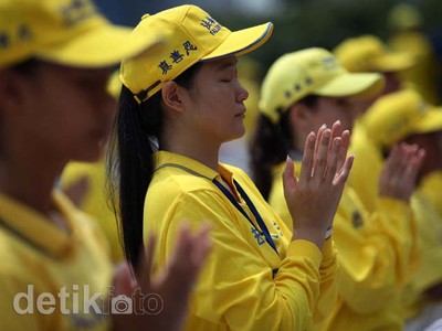 Puluhan Praktisi Falun Gong Gelar Aksi Damai Di Bundaran HI