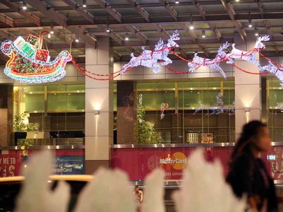Pernak-pernik Natal Hiasi Pusat Perbelanjaan