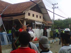 Massa Pendukung Imam-Zain Sweeping Kantor KPUD Bangkalan
