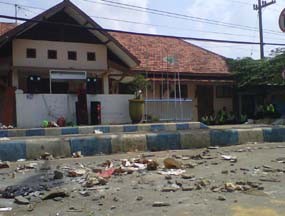 Ratusan Orang Masih Duduki Kantor KPUD Bangkalan