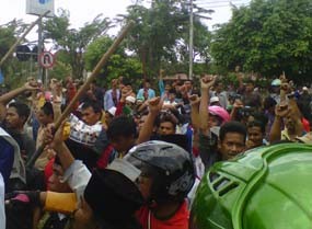 Massa Ancam Bakar Semua Kertas Suara Jika Tak Ada Foto Imam-Zain