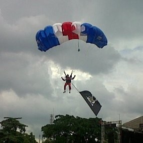 Lima Penerjun Payung Ramaikan Acara Moge di Lapangan Gasibu