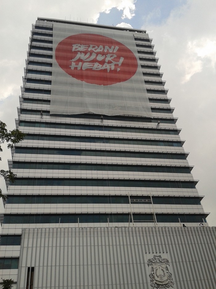 Kantor Jokowi Diselimuti Spanduk Berani Jujur Hebat