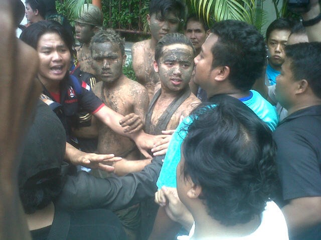 Geruduk Rumah Dinas Boediono, 50 Pendemo Dibubarkan Paksa