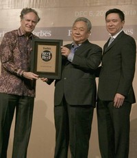 Penghargaan diberikan oleh Forbes Vice Chairman Christopher Forbes (kiri) yang didampingi Group managing Director UBS, Edmund Koh. Arief Setyawan     