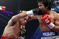 Di akhir ronde keenam, Pacquiao tanpa ampun terjatuh setelah dagunya terkena hantaman keras tinju kanan Marquez dari jarak dekat. REUTERS/Steve Marcus     