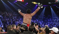     Juan Manuel Marquez merayakan kemenangan setelah menang KO atas Manny  Pacquiao. REUTERS/Steve Marcus             