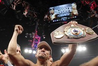  Hasil itu membuat catatan tanding Marquez, kini 39 tahun, menjadi 55 kali menang (40 KO), 6 kali kalah, dan 1 kali imbang. Sedangkan Pacquiao yang berusia 33 tahun kini memiliki catatan 54 kali menang (38 KO), 5 kali kalah (3 KO), dan 2 kali imbang. REUTERS/Steve Marcus         