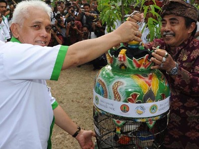 Hatta Rajasa Tanam Pohon di Bali