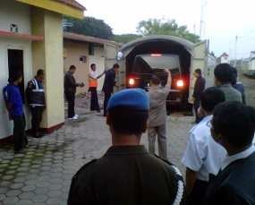 Menonton Mobil Rombongan RI 1 Diturunkan dari Gerbong