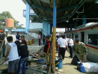 Kios di Stasiun Depok Baru Dibongkar, PKL Bakar-bakaran