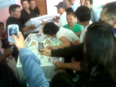 Lihat Jenazah Siap Dimakamkan, Ibu yang Bunuh 2 Anak Kembar Pingsan