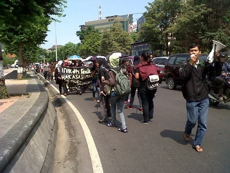 Peringati Hari HAM, Ratusan Orang Jalan Mundur di Semarang