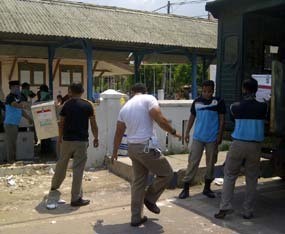 Massa Berhasil Dihalau, Logistik Pilkada Bangkalan Siap Didistribusikan