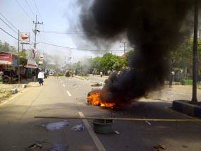 H-2 Pilkada Bangkalan, Massa Pro Imam-Zain Bentrok vs Polisi