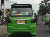 Belum pernah kan anda mencoba angkot Honda Jazz? Ditemukan di daerah Sukabumi. Angkot hijau ini, memakai emblem Honda Jazz. Niat banget ya? (Foto: Friska)