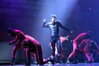     Wooyoung beraksi diiringi oleh para dancer. (dok. Marygops).