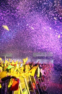 Confetti putih pun bertaburan dan 2PM berpamitan. (dok. Marygops).