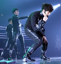 Konser dimulai pukul 20.15 WIB, mengenakan setelan berkonsep futuristik, 2PM membuka malam dengan 'I'll Be Back'. (dok. Marygops).