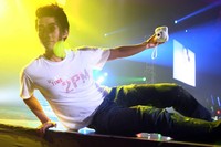 Taecyeon berfoto dengan kamera Instax milik penonton. Beruntungnya! (dok. Marygops).