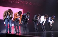 'I'll Be Back' versi rock dan 'Hands Up' versi disko dipilih sebagai lagu penutup dan dinyanyikan sambil berlari-lari keliling panggung. (dok. Marygops).