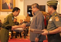 Gubernur DKI Jakarta Joko Widodo menerima Daftar Isian Pelaksanaan Anggaran (DIPA) Tahun Anggaran 2013. Rusman/Setpres.