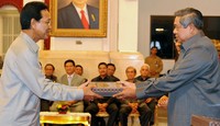 Penyerahan DIPA 2013 dilaksanakan 10 hari lebih awal dari tahun lalu agar proses pelaksanaan pembangunan dan pencairan anggaran berlangsung lebih tepat, merata, dan memberikan banyak efek yang lebih besar kepada kegiatan perekonomian. Rusman/Setpres.
