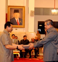 Setelah DIPA 2013 diterima, Presiden SBY berharap para pengguna anggaran segera menggunakannya sesuai dengan APBN dan APBD. Rusman/Setpres.