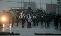 Meskipun diguyur hujan deras bentrokan mahasiswa dan polisi tetap berlangsung hingga sekitar empat jam lamanya.