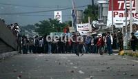 Mahasiswa Univ. 45 Makassar marah karena disepelehkan oleh pihak Kejati Sulsel saat berunjukrasa menuntut penuntasan kasus-kasus korupsi di Sulsel.