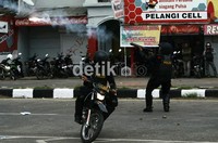Polisi membalas serangan mahasiswa dengan tembakan gas air mata.