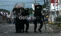 Polisi memilih bertahan di depan kantor Kejati Sulsel meski digempur batu oleh seratusan mahasiswa Univ. 45.