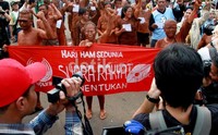 Belasan manusia lumpur berdemonstrasi di depan IStana Merdeka, Jakarta. Mereka merupakan aktivis dari berbagai jaringan yang mengutuk kasus lumpur Lapindo yang tidak tuntas solusinya.