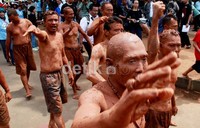 Aksi manusia lumpur ini cukup menyita perhatian warga. Mereka beraksi sekitar 90 menit dengan badan penuh lumpur.