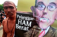 Para pendemo meminta pemerintah tidak mengucurkan uang APBN untuk menalangi perusahaan yang membuat lumpur Lapindo mengucur dan menyengsarakan warga Sidoarjo.