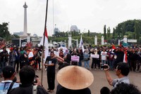 Pendemo bergabung dengan berbagai LSM dan mengibarkan bendera setengah tiang.