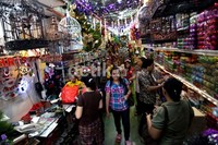 Warga terus berdatangan untuk mencari pernak-pernik Natal.