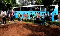 Para penumpang turun untuk menunggu proses perbaikan.