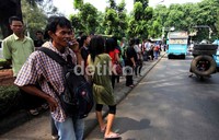 Sebagian penumpang menghubungi tempat mereka bekerja untuk mengabarkan bahwa bus yang dinaiki mogok.