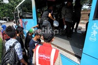 Setelah menunggu perbaikan akhirnya penumpang kembali melanjutkan perjalanan.
