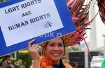 Para Ladyboy Beraksi di Depan Istana