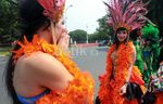 Para Ladyboy Beraksi di Depan Istana