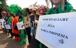 Para Ladyboy Beraksi di Depan Istana