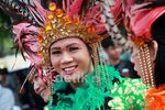Para Ladyboy Beraksi di Depan Istana