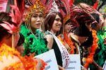 Para Ladyboy Beraksi di Depan Istana