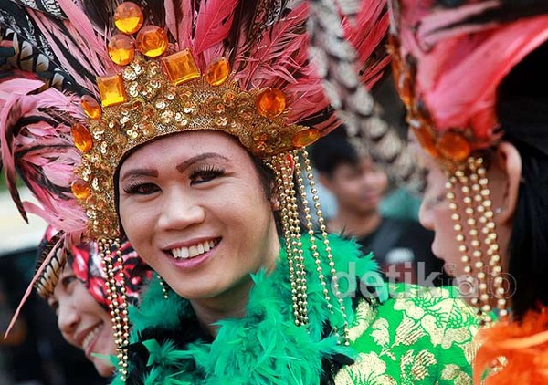 Para Ladyboy Beraksi di Depan Istana