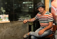 Reza tampil casual dengan kaos motif stripe warna-warni. (Gusmun/detikHot).