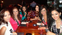 Maria Selena berkumpul dengan kontestan Miss Universe 2012 lainnya. (dok. Mustika Ratu)